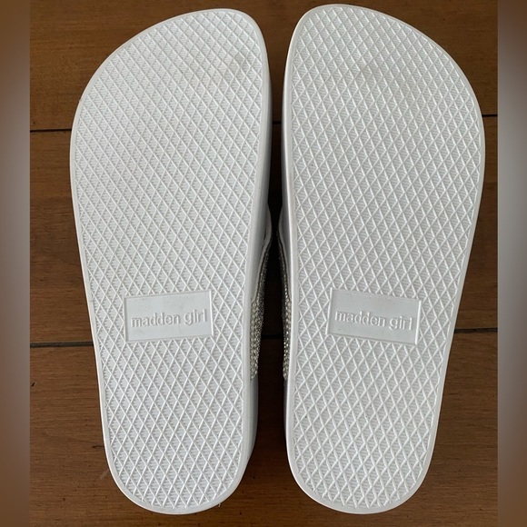 MADDEN GIRL Lola R Embellished Footbed Thong Sandal NWT Size 5M - Picture 3 of 7